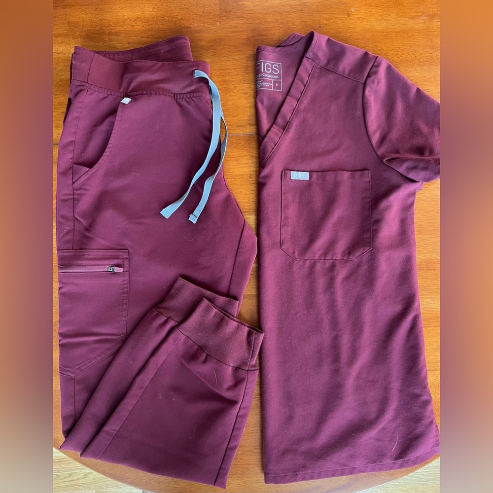Figs scrub set. Color Burgundy.